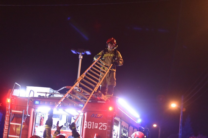 Leszno. Pożar na Zatorzu. W garażu, gdzie wybuchł ogień znajdowała się butla gazowa [ZDJĘCIA i FILM]