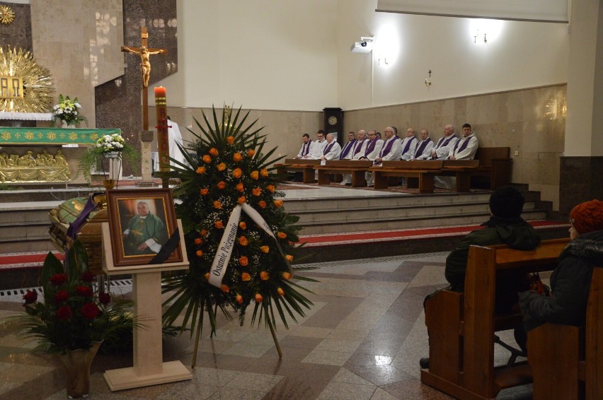 Uroczystości pogrzebowe ks. Michała Podkomórki w parafii św. Jadwigi Królowej w Tomaszowie ZDJĘCIA