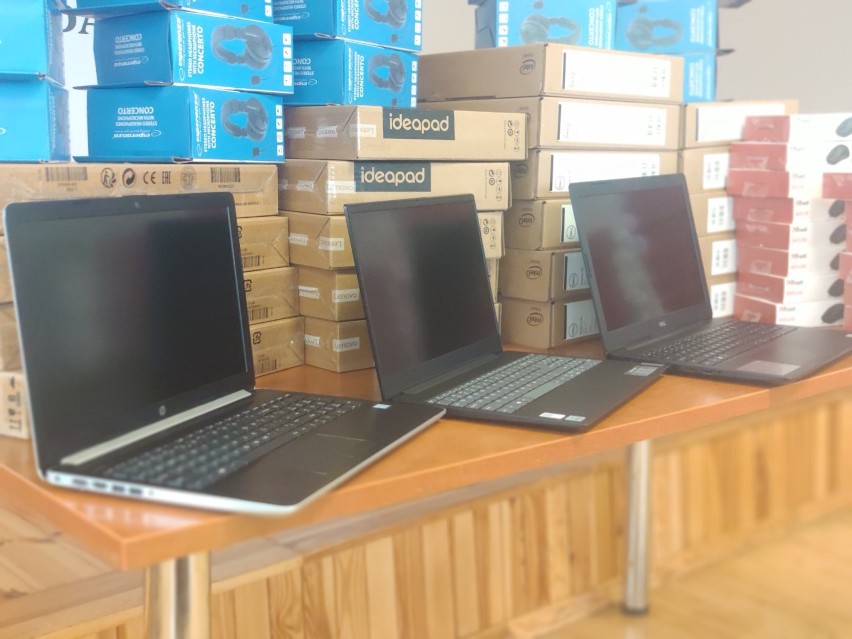 Gmina Dalików kupiła 20 laptopów w ramach programu zdalna szkoła. Trafią do nauczycieli.
