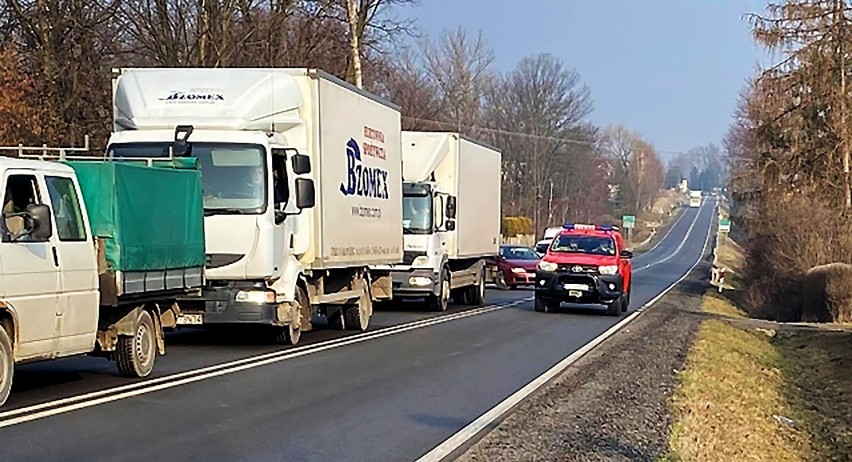 Wypadek pod Limanową zablokował DK 28. Dwie osoby w szpitalu