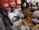 Kobiety Europy podzielą się chlebem, śledziem i groszami
