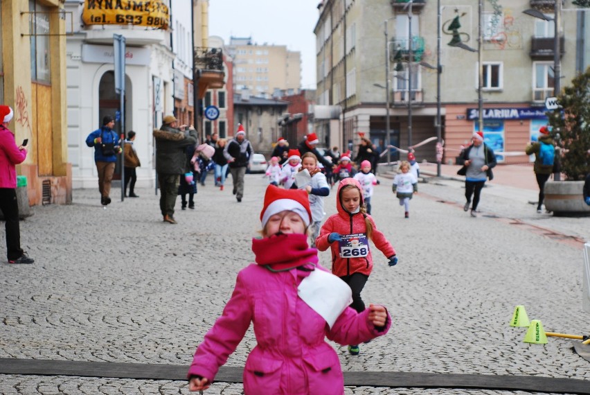 Bytom: VI Bieg Świętych Mikołajów. 250 osób w czerwonych czapeczkach! ZDJĘCIA