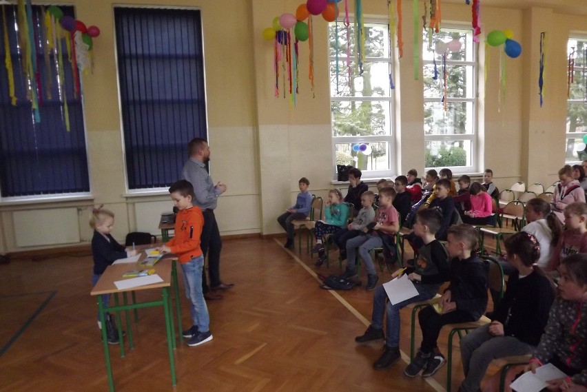 W Zespole Szkolno–Przedszkolnym w Gałczewie odbył się kolejny wykład Uniwersytetu Dziecięcego [zdjęcia]
