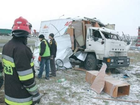 Wypadek za wypadkiem, czyli mercedes zderzył się ze starem, a scania przewróciła się na bok.  lucjusz cykarski