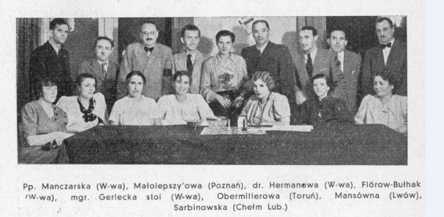 Zdjęcie grupowe zostało zrobione podczas „II Turnieju Pań o mistrzostwo Polski”. Po rozegranym turnieju ukazał się artykuł w prasie szachowej, w którym jest wzmianka o Sarbinowskiej (pierwsza z prawej)