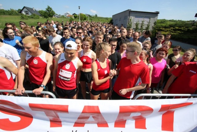 Ponad 400 osób wzięło udział w corocznym „Biegu przez Campus” organizowanym w ramach juwenaliów przez Uniwersytet Jana Kochanowskiego w Kielcach. 



BYŁEŚ? ZOBACZ SIĘ NA KOLEJNYCH SLAJDACH>>>

Uczestnicy mieli do pokonania trasę dwóch kilometrów, której początek znajdował się przy uniwersyteckiej bibliotece, a koniec pod halą sportową. Na starcie zameldowało się ponad 400 zawodników. Wśród nich byli obecni studenci, ale także absolwenci uczelni oraz pracownicy. Tradycyjnie do rywalizacji stanął także Jacek Semaniak, rektor uczelni.  - Jest siła ducha, zobaczymy co ze zdrowiem ciała i jaki będzie wynik - mówił z uśmiechem tuż przed startem.