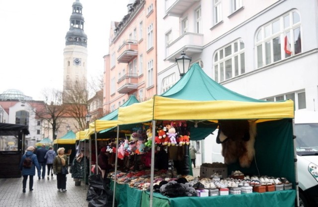 Wielkanocne jarmarki to okazja kupienia oryginalnych ozdób na święta oraz ciast, produktów regionalnych. Zawsze można trafić na coś ciekawego