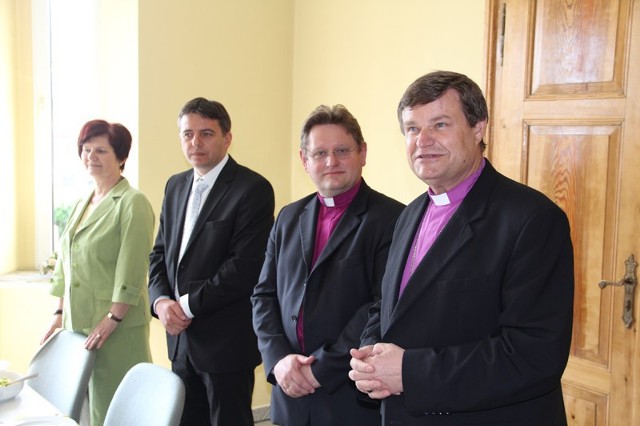 Stoją od prawej: biskup Ryszard Bogusz, biskup Jerzy Samiec, burmistrz Sycowa Sławomir Kapica, wiceburmistrz Międzyborza Barbara Witkowska
