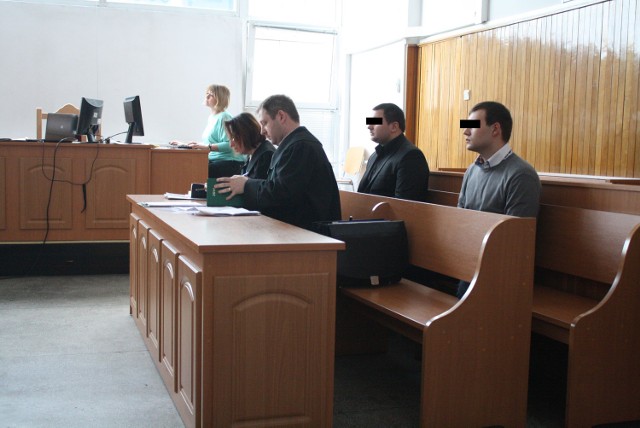 Oskarżeni 24-letni Patryk Z. i 23-letni Rafał M. na sali rozpraw krakowskiego sądu. Nie przyznają się do winy. Na procesie odpowiadają z wolnej stopy. Mają zakaz zbliżania się do pokrzywdzonego
