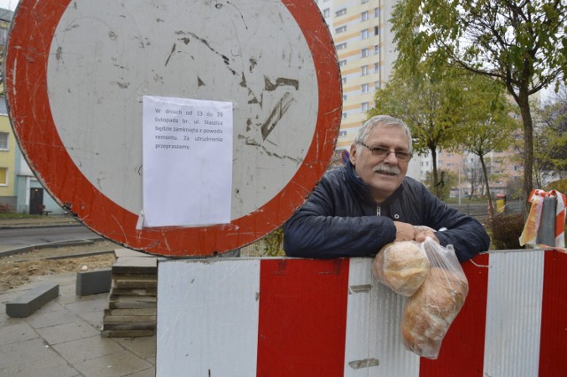 Gorzowianin Waldemar przez rozrytą ulicę ma utrudniony dojazd do domu. Ale nie narzeka. Remont trwa tu od września, jednak dopiero 13 listopada drogowcy wzięli się za jezdnię