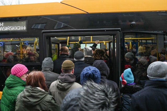 Szczególny ścisk panuje w autobusie linii 189. - 189 mimo że podjeżdża co 5 minut w godzinach szczytu... Tutaj należy wprowadzić pomocniczą linię, tak żeby autobus podjeżdżał co 2.5 minuty - wskazuje Mateusz.