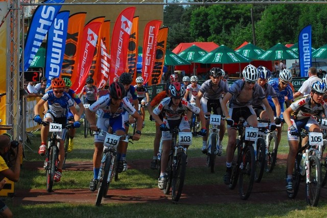 Mistrzostwa Polski MTB w Żerkowie już trwają. Na trasę wyjechali młodziki i młodziczki. Na trasie pojawili się także juniorzy i juniorki młodsze.