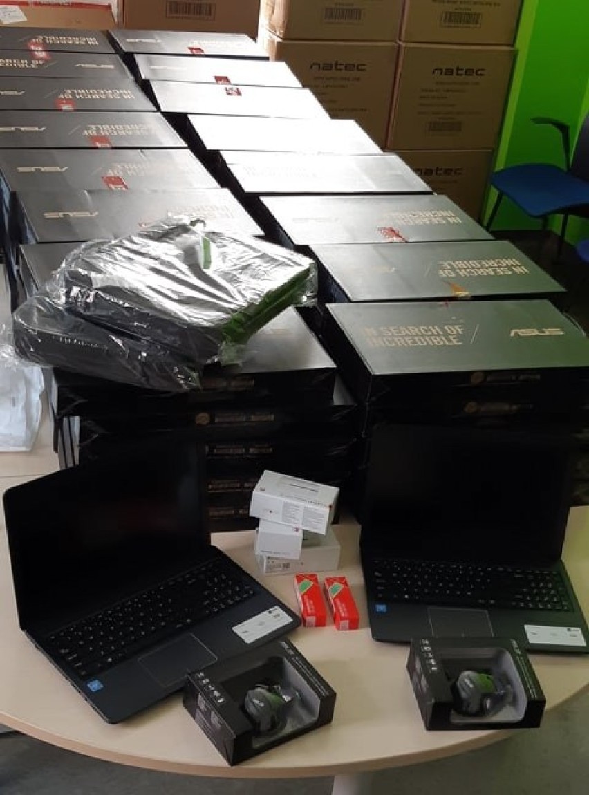 Laptopy dla uczniów z Rybnika kupiło miasto. Dzieci będą mogły uczyć się zdalnie
