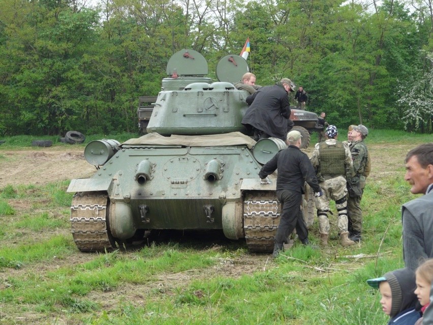 Zlot Pojazdów Militarnych Wapienniki 2012: Rozjeżdżanie samochodów [ZDJĘCIA]