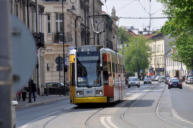 30.04.2015 krakow
stare podgorze - ul. limanowskiego
n/z tramwaj linia nr 6 - bombardier ngt6
fot. andrzej wisniewski / polskapresse / dziennik polski