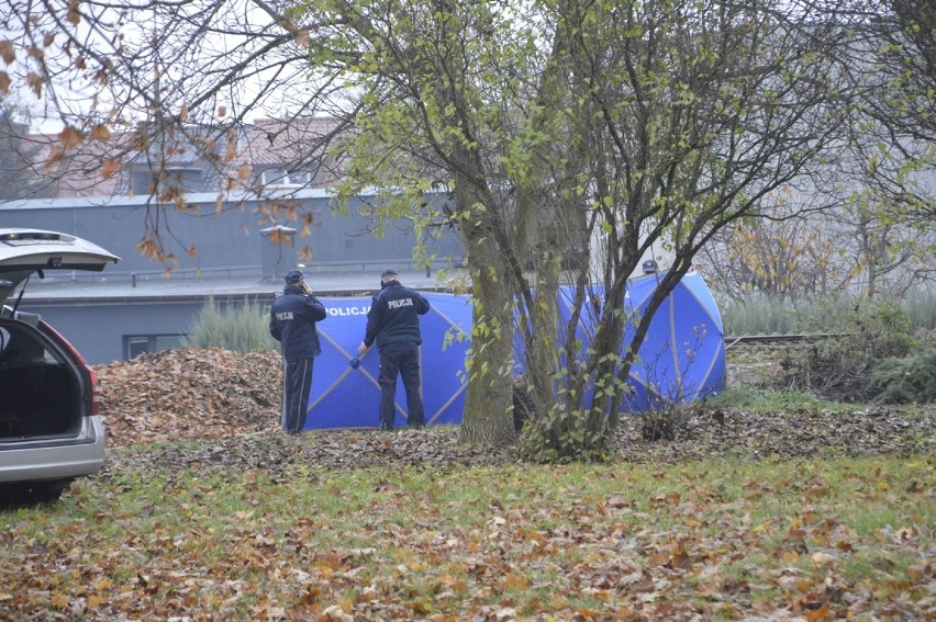 Zwłoki mężczyzny znalezione obok szkolnego boiska przy ul. Sportowej