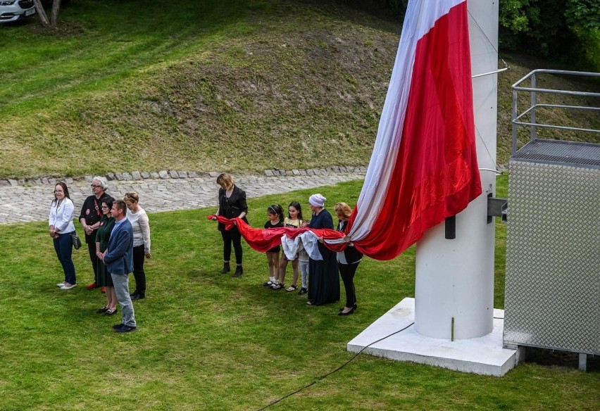 Patchworkowa flaga zawisła nad Gdańskiem w piątek, 4.06.2021...