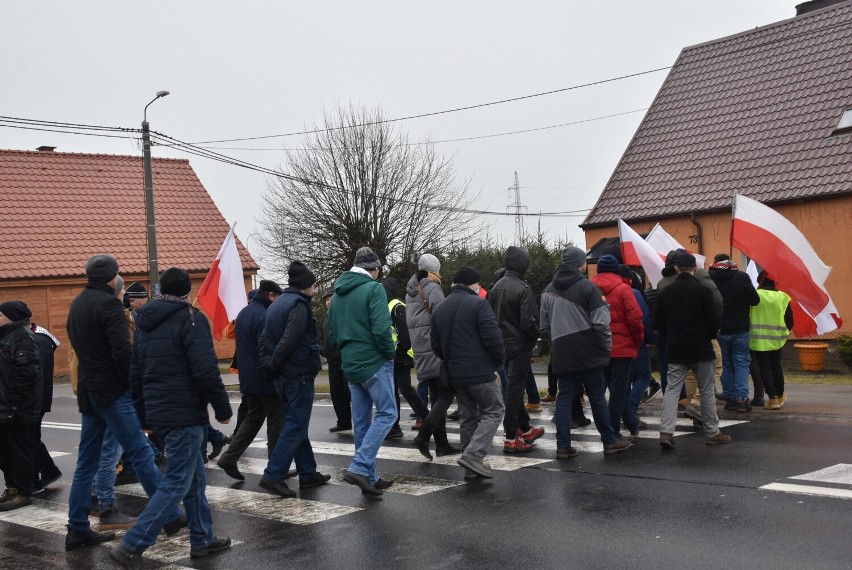 Blokada drogi w Rychnowach w gminie Człuchów. Protest rolników trwał do godziny 12:00. AKTUALIZACJA, ZDJĘCIA