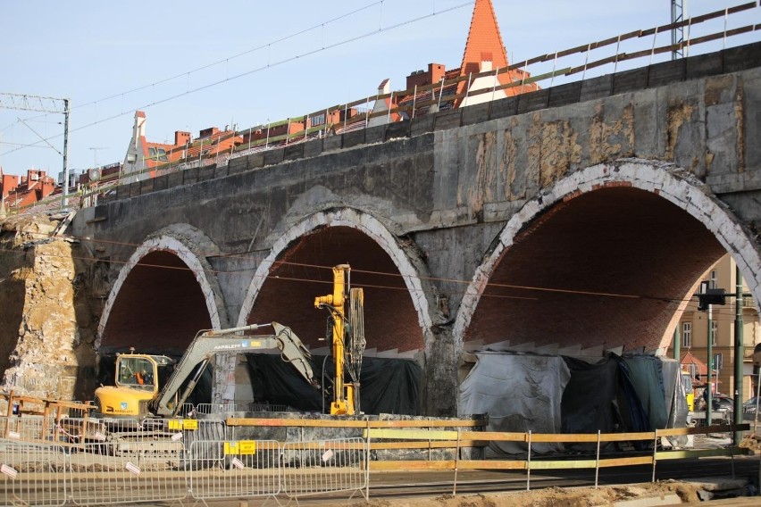 Trwa wyburzanie wiaduktu nad ul. Grzegórzecką.