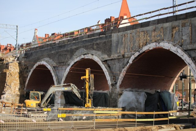 Trwa wyburzanie wiaduktu nad ul. Grzegórzecką.