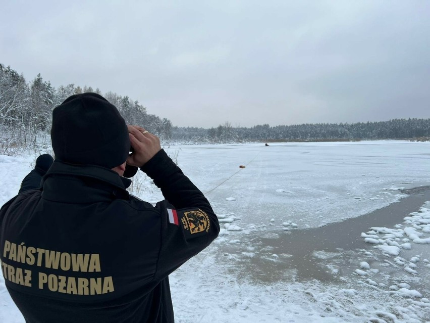 Pod 65-letnim wędkarzem zarwał się lód na jeziorze Brody w Krępkowicach