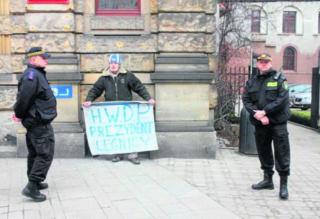 Straż miejska Legnica: Za protest trafił do radiowozu