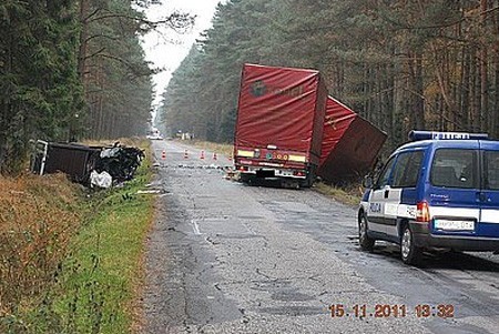 Tragiczny wypadek pomiędzy Lublińcem a Krupskim Młynem na DK11. Zginął 40-letni mężczyzna [ZDJĘCIA]