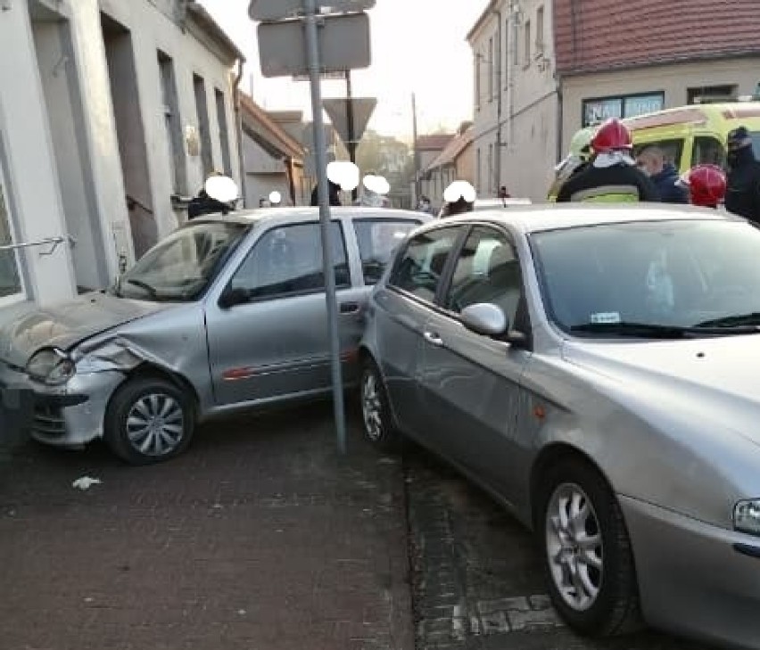 Pniewy. Samochód osobowy uderzył w zaparkowane auto, a następnie w budynek