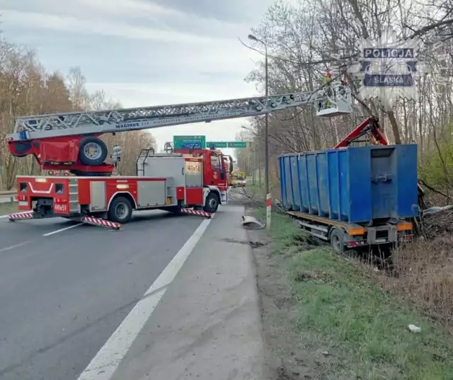 Kierowca ciężarówki zawadził o bramownicę. S1 jest zablokowana w obu kierunkach 

Zobacz kolejne zdjęcia/plansze. Przesuwaj zdjęcia w prawo naciśnij strzałkę lub przycisk NASTĘPNE