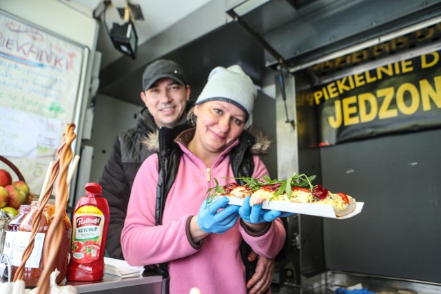 Food trucki zapewniają wszędzie niecodzienne dania, co sprawia, że chętnych na jedzenie nie brakuje