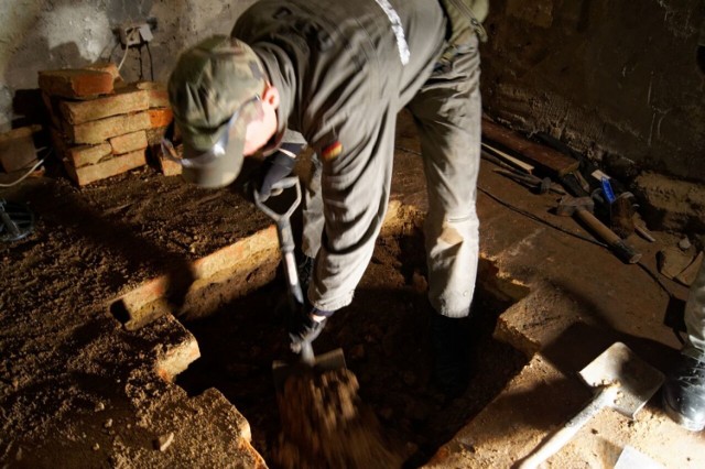 Prace archeologiczne na zamku Grodno. Przeprowadzono wykopaliska w sali tortur i natrafiono na resztki niestety pustej szkatułki.