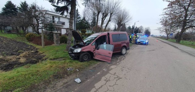 Do groźnie wyglądającego wypadku doszło w Nebrowie Wielkim w gminie Sadlinki. 42-latek kierujący VW nie ustąpił pierwszeństwa.
