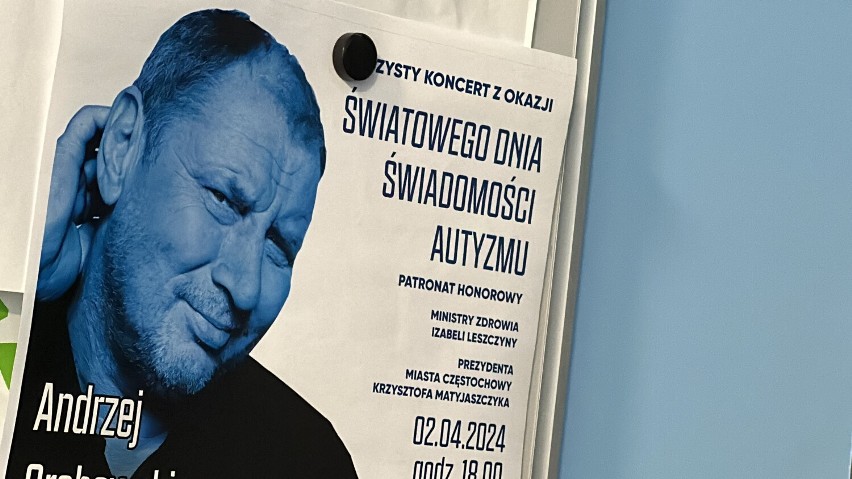 Andrzej Grabowski i Skolim w ramach akcji "Zapal się na niebiesko dla autyzmu"
