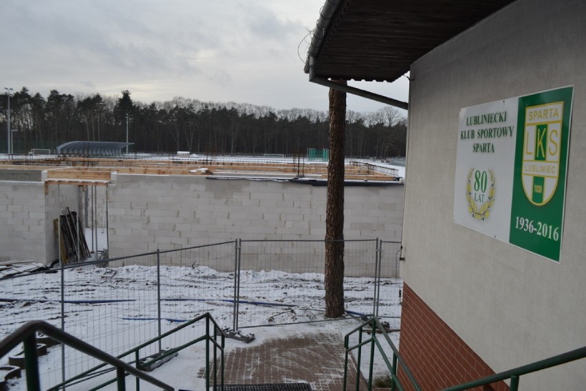 Lubliniec: po zakończeniu budowy zaplecza socjalnego przy stadionie sportowym będzie jeszcze 5 miesięcy na przeprowadzkę ZDJĘCIA