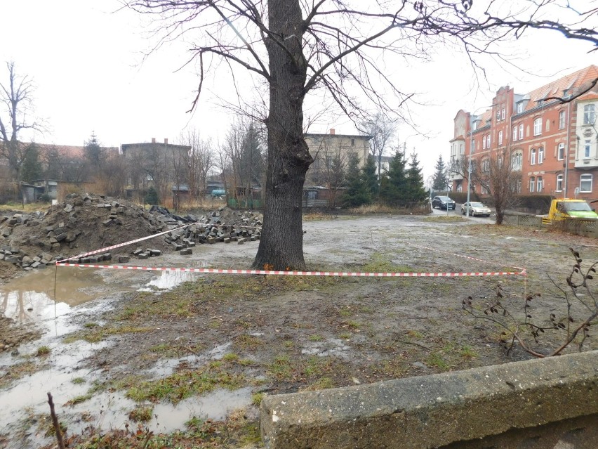 Wałbrzych: Rozkopana ulica 1 Maja. Zaczęły się przygotowania do przebudowy jednej z głównych arterii miasta