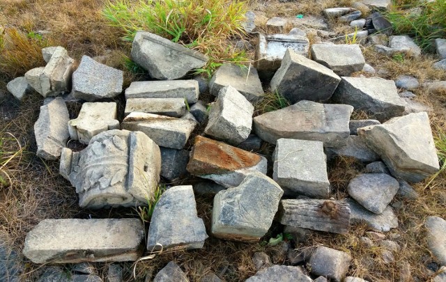 Udało się odnaleźć 25 kolejnych fragmentów historycznych kamieni i tablic nagrobnych.