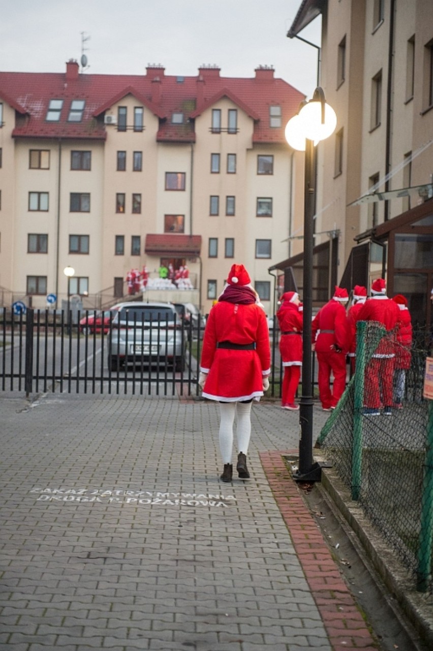 Marsz Mikołajów w Bochni. 122 osoby przebrane za świętego przeszły ulicami miasta [ZDJĘCIA]