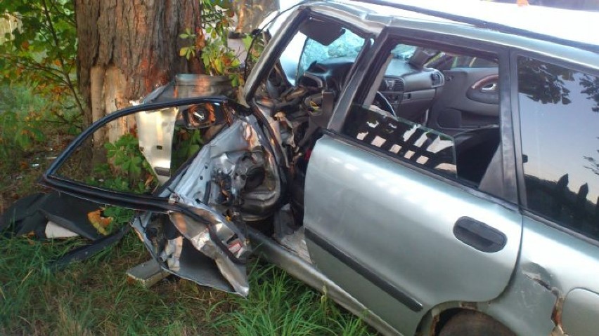 Wypadki Żory 2014: Samochód osobowy uderzył w drzewo