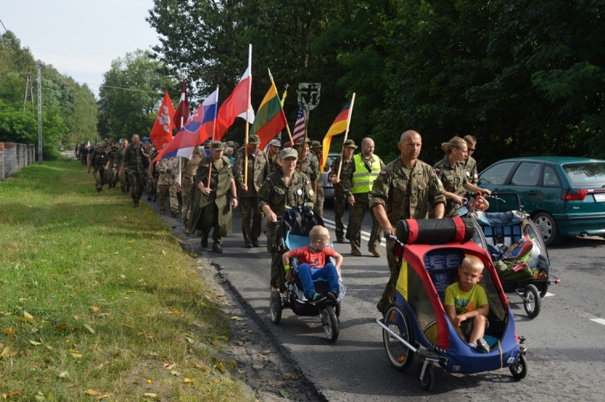 Żołnierze Polski i NATO w drodze na Jasną Górę [ZDJĘCIA+FILM]