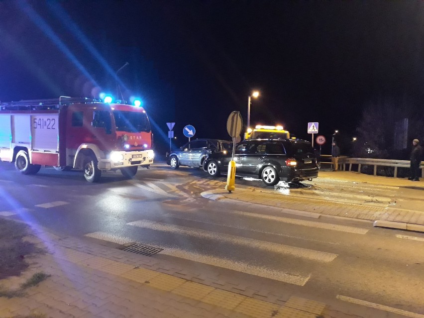 Wypadek na drodze 713 w Zaborowie koło Tomaszowa Mazowieckiego. Zderzyły się trzy samochody [ZDJĘCIA]