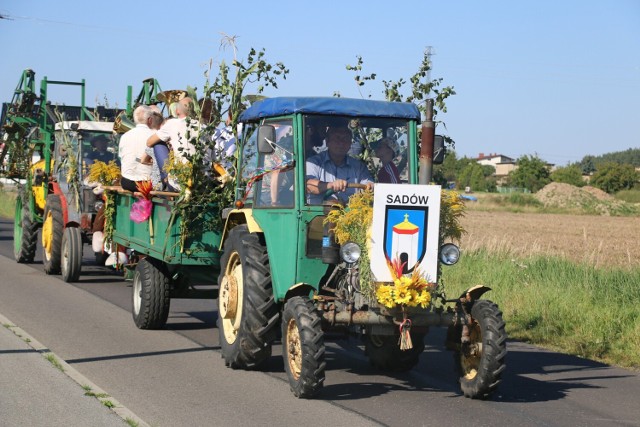 Dożynki w Sadowie 2023. Rolnicy uczestniczyli w korowodzie z udziałem traktorów