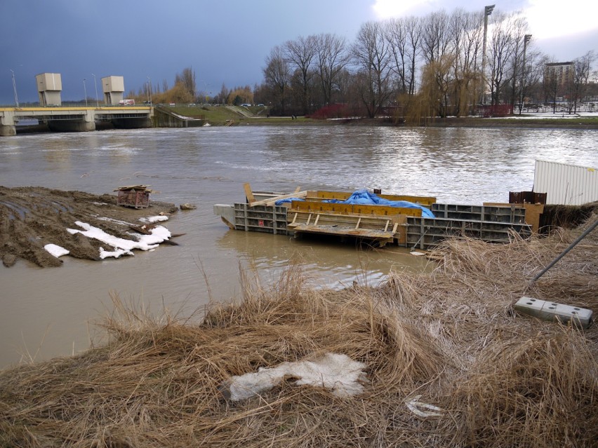 Wisłok zalał budowę Małej Elektrowni Wodnej w Rzeszowie