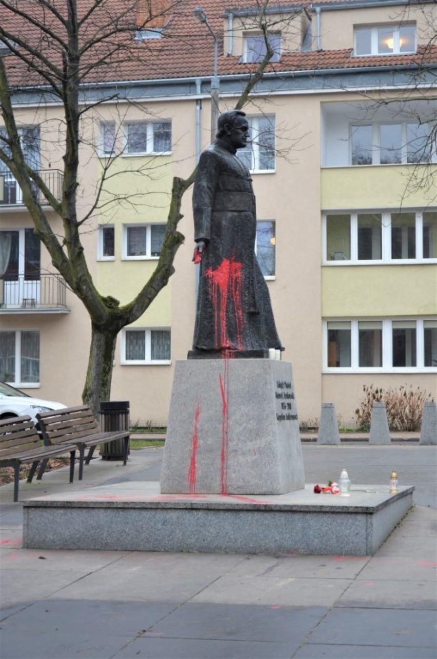 Pomnik ks. Jankowskiego oblany czerwoną farbą. Na miejscu...