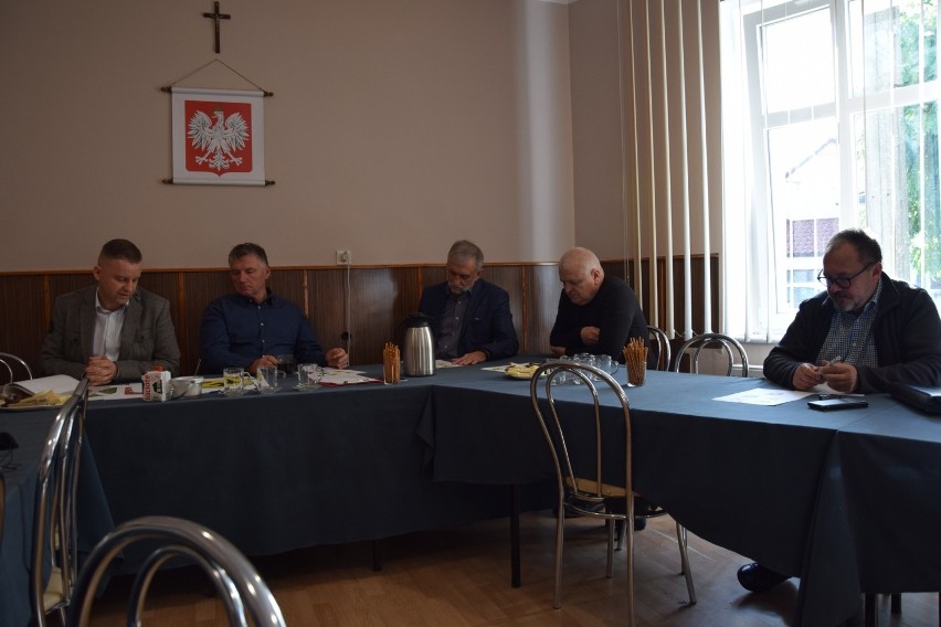 Wójt i radni Kolska dyskutują nad projektem herbu dla gminy