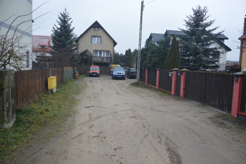 Starostwo próbuje przejąć ul. św. Wojciecha w Chwaszczynie. - To jest nasza droga wewnętrzna - tłumaczą mieszkańcy