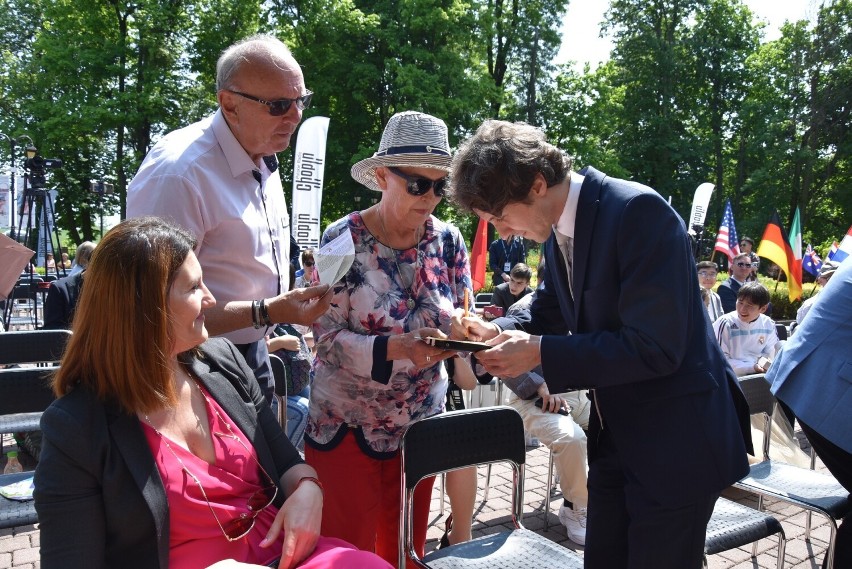 Rafał Blechacz rozdawał autografy licznym fanom