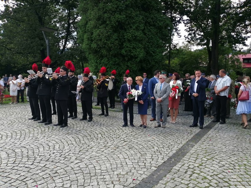 Święto Wojska Polskiego w Ustroniu: uroczysty przemarsz pod pomnik i złożenie kwiatów (ZDJĘCIA)