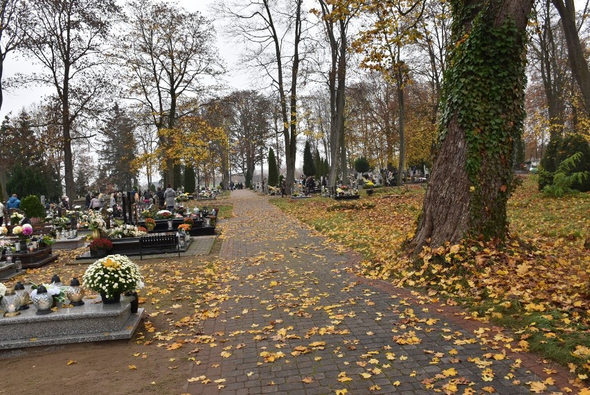 Wszystkich Świętych na cmentarzu w Przechlewie - 1 listopada w szczególny sposób zadbaliśmy o groby naszych bliskich zmarłych ZDJĘCIA