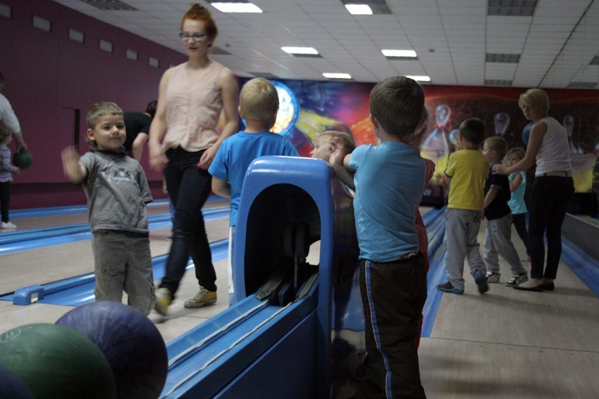 Września: Przedszkolaki z Misia Uszatka na kręgielni w Hotelu Kosmowski
