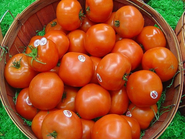 Źródło: http://commons.wikimedia.org/wiki/File:Fresh_tomatoes.jpg